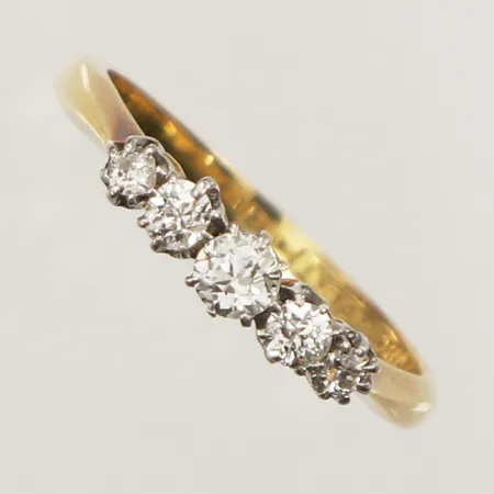 Ring med gammalslipade diamanter, ca 1x 0,10ct, 2x 0,05ct, 2x 0,03ct, stl 16¾, bredd 3,7mm, 18K Vikt: 2,5 g