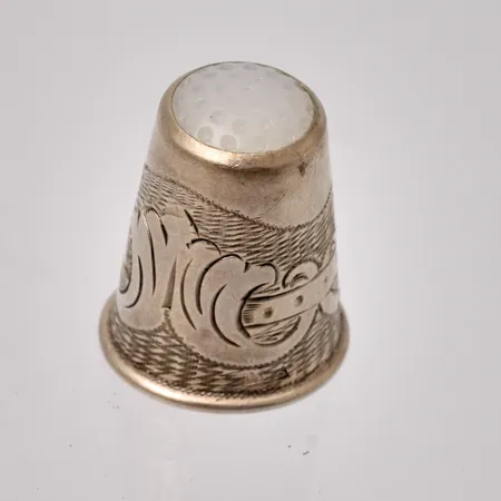 Fingerborg i silver, mått 22,3x18,3mm, något skev, månskens liknande sten i toppen, 830/1000, vikt 3,94g.