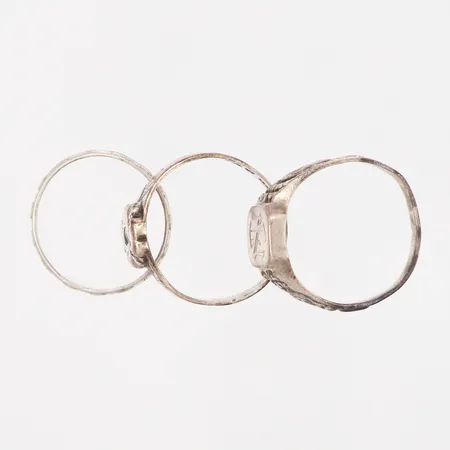 Tre ringar, gravyr samt skevheter, silver 830/1000 Vikt: 9,9 g