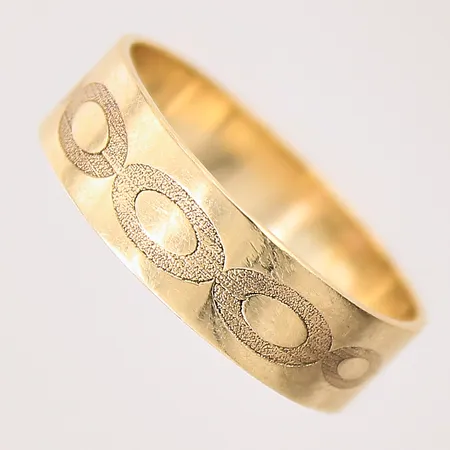Ring med dekor, stl 21½, bredd: 6,6mm, gravyr, repig, ostämplad, 18K Vikt: 5 g