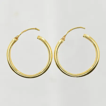 Ett par örhängen, Ø23 mm, bredd 3 mm, mindre bucklor, 18K. Vikt: 2,3 g