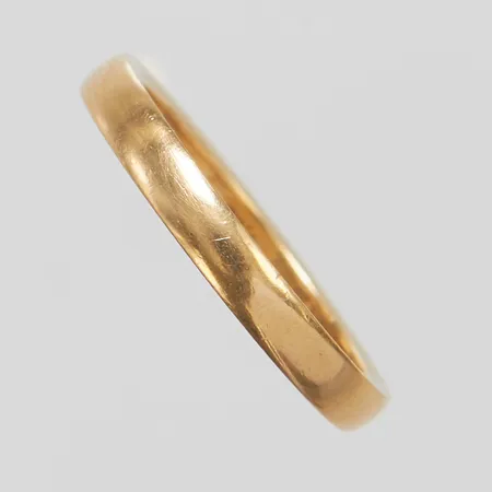 Ring, slät, stl 16¾, höjd 1,8mm, spricka på insidan av skenan, gravyr, 18K  Vikt: 3,4 g