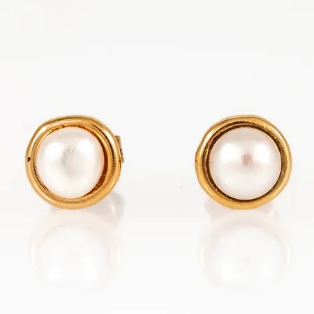 Örhängen i 18K med semi-barocka odlade pärlor Ø 5,5 mm. De är Ø 7 mm och väger 1,2g. 