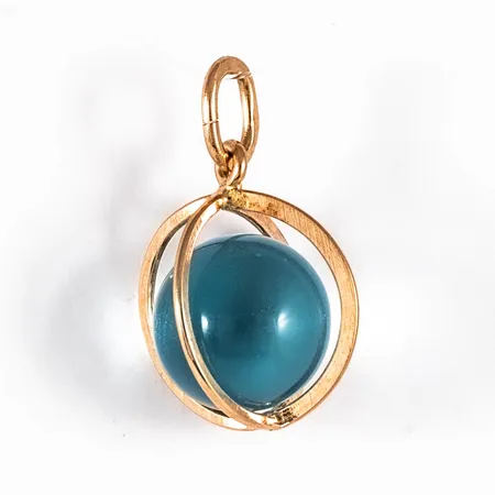 Hänge i 18K guld med transparent turkos kula (mars månadssten). Det är 10 mm brett, 16 mm långt inkl. ögla och väger 1,0g. 