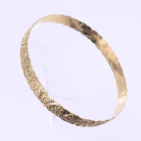 Armring med mönstrad dekor, Ø68mm, bredd 8mm, ostämplad, 18K Vikt: 16,1 g