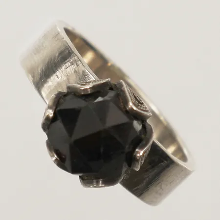 Ring med röd sten, möjligen granat, stl 16½, bredd 9,3mm, höjd 10,8mm, 925/1000 silver Vikt: 5,5 g
