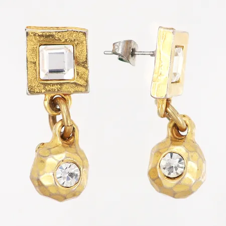 Ett par örhängen, Dyrberg Kern, med vita stenar, höjd 32mm, bredd 10 - 11mm, udda stoppar, guldfärgad metall.