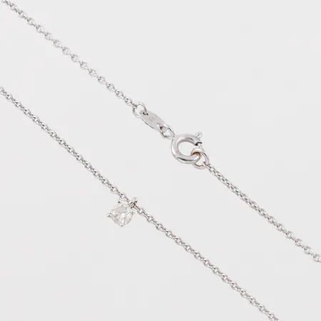 Collier vitguld,hänge med solitär diamant på ca 0.15 ct,längd ca 42 cm,bredd ca 0.8 mm,18k. Vikt: 3 g