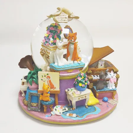 Speldosa/Snöglob, The Disney Store, Aristocats, spelar "Everyone wants to be a cat", funktionstestad, basens diameter ca Ø19cm, höjd ca 20cm, originalförpackning