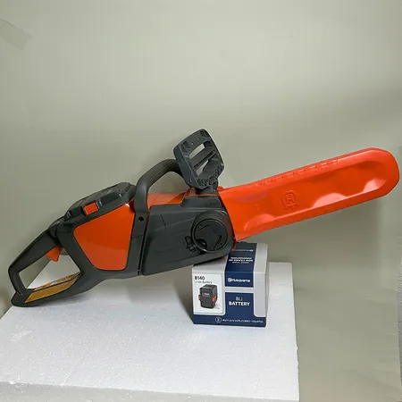 Motorsåg Husqvarna 120i B140 batteridriven med laddare, instruktionsbok, fint skick, ej funktionstestad Skickas med postpaket.