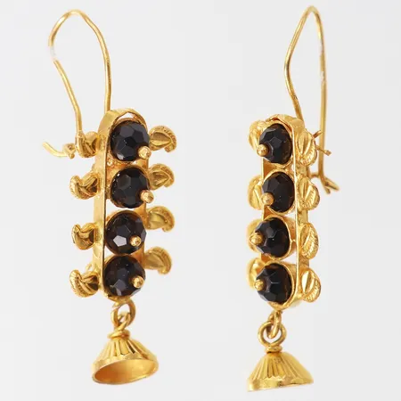 Ett par örhängen med svarta kulor, 38x11mm, bucklor, 21K. Vikt: 6,6 g