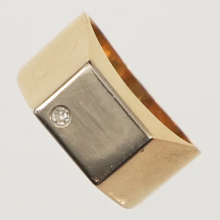 Klackring, diamant ca0,03ct, stl 17¾, bredd 4,6-8,8mm, Ceson Guldvaru Ab, år 1964, repig, skev i skena, 18K Vikt: 4,2 g