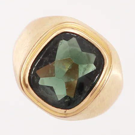 Klackring med mörkgrön sten, stl 19¾, bredd: 4-17mm, slitage på sten, 18K