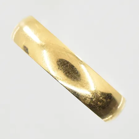 Ring, stl 19½, bredd 5 mm, gravyr, 18K. Vikt: 4,7 g