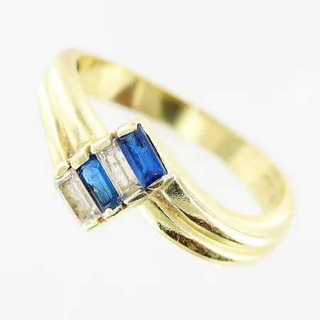 Ring, blå/vita stenar, stl 17¾, bredd 3-9mm, slitage på klor, 14K.  Vikt: 3,4 g