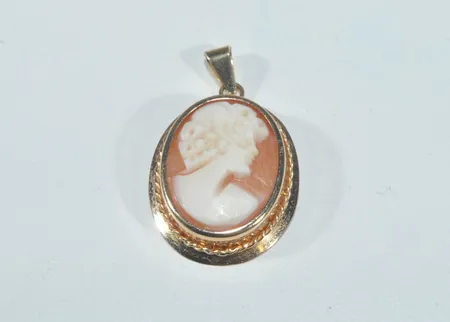 Hänge camé , längd2 cm ,bredd 15,4mm ,18k Vikt: 1,6 g