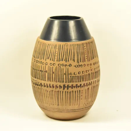 Golvvas Lisa Larson Granada, höjd ca 37 cm, ca Ø25 cm, stengods, delvis mörkblå glasyr, reliefdekor, etikettmärkt Gustavsberg Sweden, 1960-1970-tal, åldersrelaterat slitage, OBS! ENDAST AVHÄMTNING, KONTOR ESKILSTUNA / VÄSTERÅS