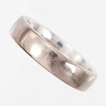 Ring, vitguld, Ø17¾, slät, bredd 5,0mm, Schalins, gravyr, 18K  Vikt: 9,8 g