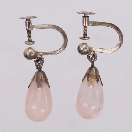 Ett par örhängen med rosenkvarts, 30x12mm, skruvlås, 830/1000 silver Vikt: 3,4 g