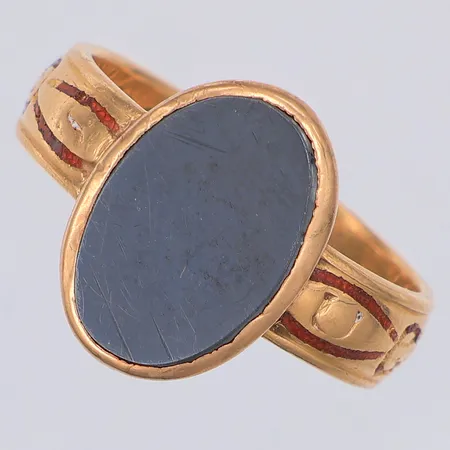 Klackring, hematit, stl 21, gravyr, 18K Vikt: 10,1 g