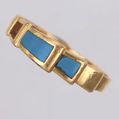 Ring med blå sten, stl 16¾, bredd 5mm, skev, sten, saknas, 18K Vikt: 2,7 g