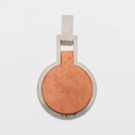 Hänge design Glenn Roll för Stora 700 år 1988, tillverkat av Gustav Dahlgren & Co, höjd med ögla 43 mm, silver och mässing. Vikt: 25,5 g