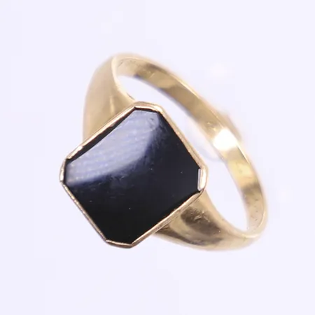 Ring med platta av onyx, stl 19½, bredd 2-13mm, Bengt Hallberg, Köping 1957, gravyr, något ojämn i formen, 18K Vikt: 3,5 g