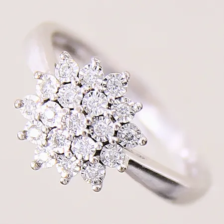 Ring med diamanter 18xca 0,01ct, stl: 17, bredd: 2mm, vitguld, GHA, 18K Vikt: 3,8 g