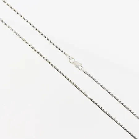 Kedja, Ormlänk, 49cm, bredd 1,5mm, vitguld, skevheter, 14K. Vikt: 4,4 g