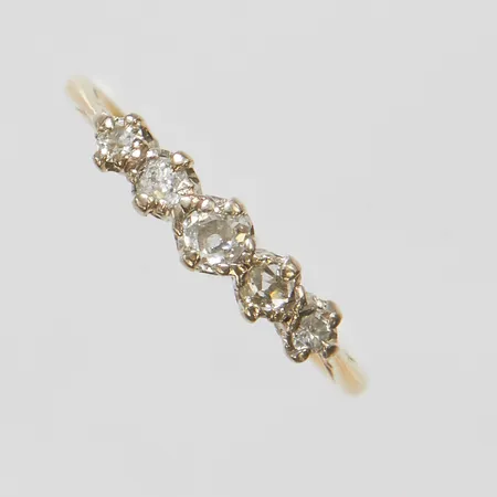 Ring, äldre slipade diamanter 1x ca 0,10ct, 2x ca 0,05ct, 2x ca 0,03ct, stl 16¾, höjd 1-3,7mm, bredd 1,5-3,8mm, bortnött stämpel, 18K Vikt: 1,6 g