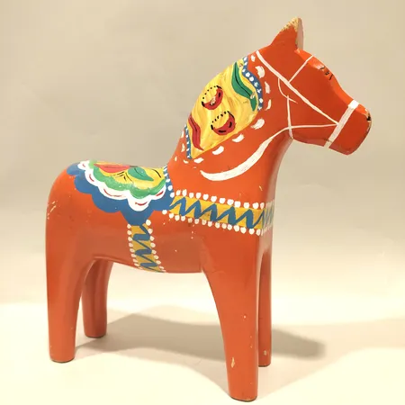 Dalahäst, höjd 38cm, färgsläpp, stötskador, avslaget trä, Skickas med postpaket.