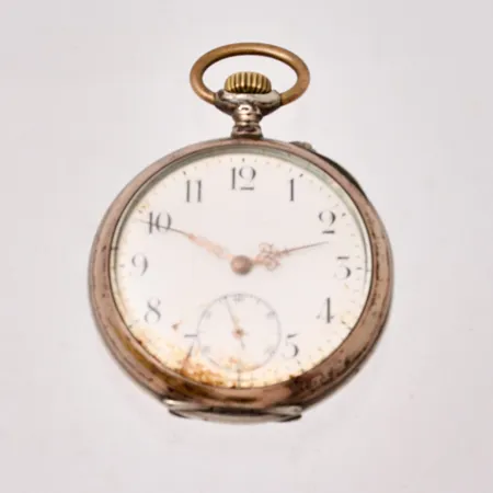 Fickur, Ø47mm, boett-nr 5572224, innerboett i metall, 800/1000, missfärgad urtavla, böjd minutvisare, trög i uppvridning, bruttovikt 80,5g.