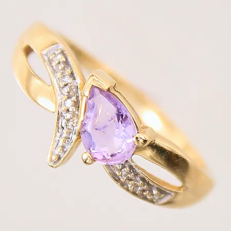 Ring med diamanter och rosa sten, 6xca 0,01ct, stl: 18½, bredd: 1,5mm, nagg på sten, något skev, 18K Vikt: 3,8 g