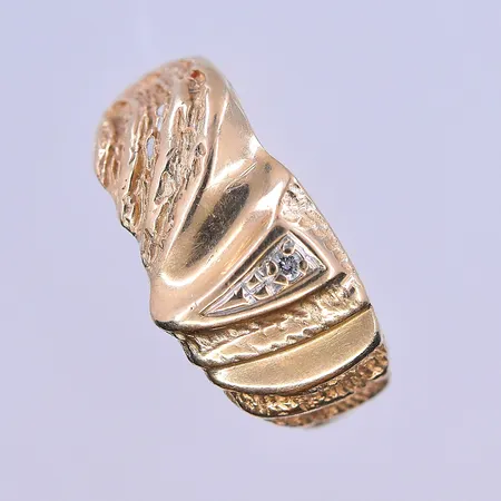 Ring med diamant 0,02ct, stl 19¼, bredd 3-11 mm, 18K. Vikt: 7 g