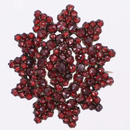 Brosch/Hänge med granater, längd 40mm, hårgömma med spricka i glas, litet nagg, ostämplad vitmetall Vikt: 10,1 g