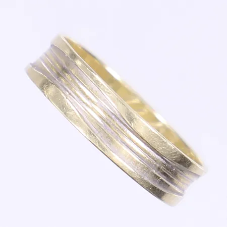 Ring, stl 22, bredd 5mm, skev, gravyr, 14K Vikt: 4,1 g