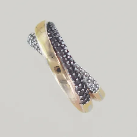 Ring med stenar, Ø 19½ mm, bredd 7 mm, silver 925/1000 Vikt: 5,2 g