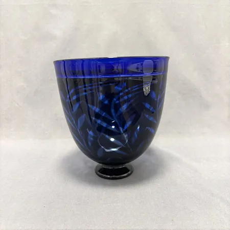 Vas Wilke Adolfsson, blått glas, höjd ca 23cm, repor.