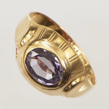 Ring, syntetisk spinell, stl 19, bredd 2,5-11,2mm, 18K Vikt: 2,6 g