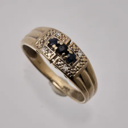 Ring i 18K guld, stl 16, bredd 2,1-6,5mm, 3st Safirer, mått Ø2,2mm, 4st små Diamanter, vikt 1,96g.