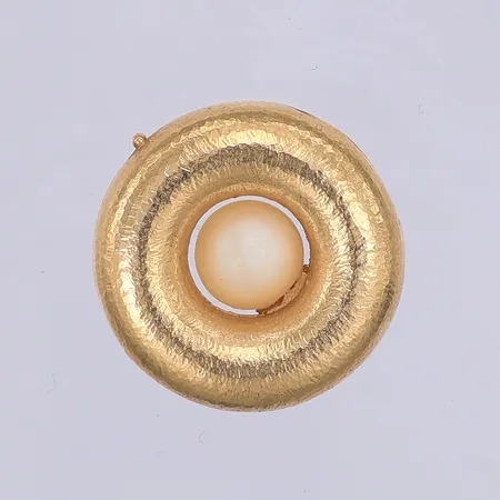 Lås av Ole Lynggaard, för två rader av collier med dobbar, med odlad pärla i mitten Ø20mm, stämplat Ole L, 18K Vikt: 10,1 g