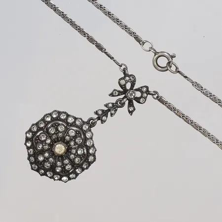 Collier med vit strass, längd 38cm Belle Epoque / Jugend-stil, troligen tidigt 1900-tal, hängande del ca 40mm, silver 935/1000 Vikt: 10,5 g