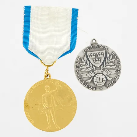 Två silvermedaljer, Ø31-35mm, en 925/1000, en i förgyllt silver 830/1000 med tygband Vikt: 31,4 g