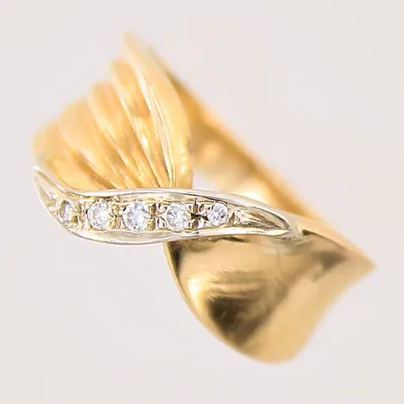 Ring med diamanter 2 x ca 0,01ct, 3 x ca 0,02ct, stl 16¼, bredd 3-8mm, vitguldsdetaljer, något repig skena, 18K Vikt: 4,5 g