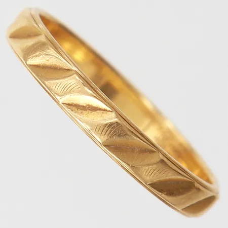 Ring med dekor, stl: 19, bredd 3,2mm, 18K. Vikt: 3 g