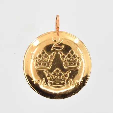 Hänge med myntliknande föremål, Med Folket För Fosterlandet 1940, längd 26 mm, Ø21 mm, två öre, gulmetall.