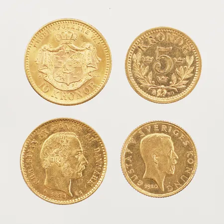 Fyra mynt, 1 Oscar II, 10 kronor, 1901, 1 Christian IX, 10 kronor, 1890, 21,6K, 1 mynt, Gustaf V, 5 kronor, 1920, 1 Mynt, Oscar II, 5 kronor, 1883, 21,6K Vikt: 13,4 g