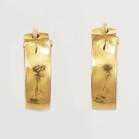 Ett par örhängen, Ø 18mm, bredd 5,7mm, 18K Vikt: 3,7 g