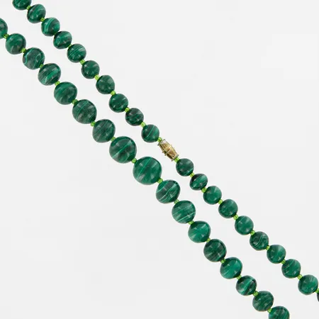 Collier med malakit, ca 54,5cm, stenar Ø 7-13mm, lås i metall