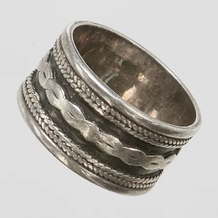 Ring, mönstrad, stl 18, bredd 11mm, 925/1000 silver Vikt: 5,3 g